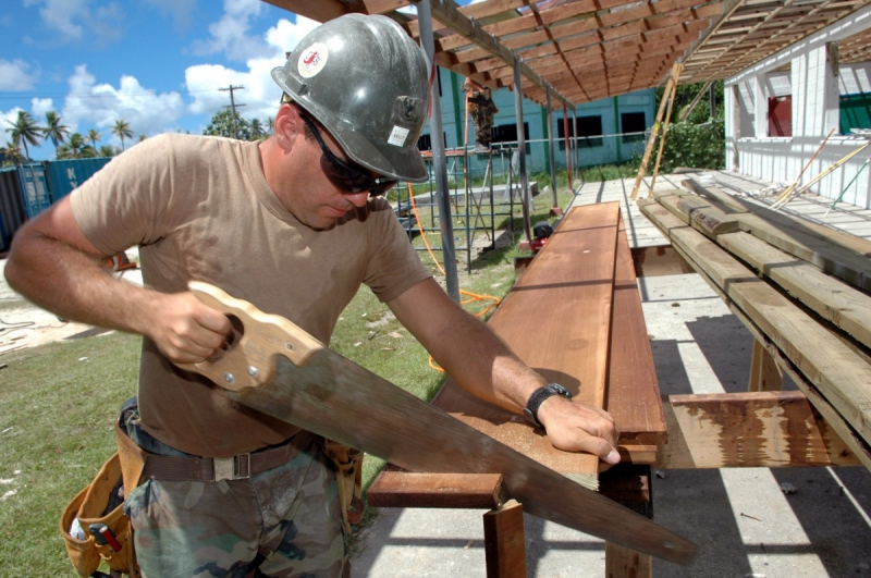 ebeniste-CHATEAUNEUF D ENTRAUNES-min_worker_construction_building_carpenter_male_job_build_helmet-893290